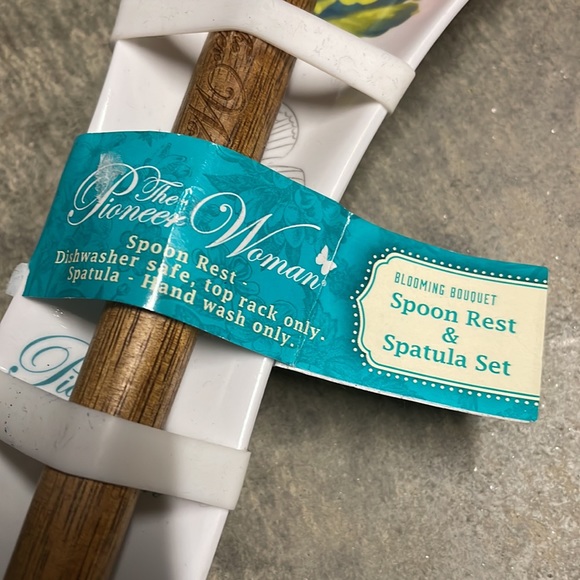 The Pioneer Woman Spatula & Spoon Rest Set - Picture 2 of 5